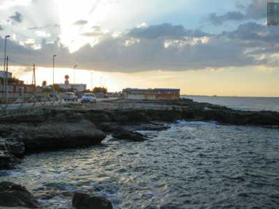 Dal pantano si ritrova il tratto asfaltato entrando in strada della Marina, il �boulevard� di San Giorgio, quello che � una sorta di quartiere marinaro con due chiesette e qualche esercizio commerciale. Sulla costa rocciosa sono presenti alcune note pescherie